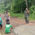 Mempererat Tali Silahturahmi, Bhabinkamtibmas Polsek Banjit Lakukan Gotong Royong