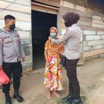 Anggota Polsek Pakuan Ratu Polres Way Kanan Manfaatkan Bansos Sebagai Ajang Kepedulian Warga Terdampak Pandemi