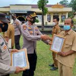 Kepala Kampung dan Aparatur Diberikan Penghargaan Kapolsek Blambangan Umpu