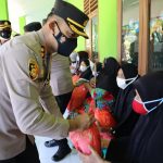 Tinjau Vaksinasi, Kapolres Bagikan Puluhan Paket Sembako di SDN 1 Bratayudha