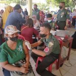 Babinsa Koramil Bahuga Salurkan Bantuan BTPKLWN dan Laksanakan Vaksin Dosis 3