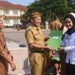 Bupati Lamtim Dawam Rahardjo menyerahkan 196 Petikan SK PPPK Tahun Anggaran 2023