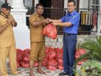 Badan Penanggulangan Bencana Daerah (BPBD) Lampung Timur beri bantuan sembako kepada warga yang terdampak banjir di Kecamatan Bumi Agung