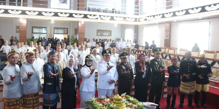 Pemotongan Tumpeng Tandai Peringatan HUT Ke 26 Kabupaten Lamtim
